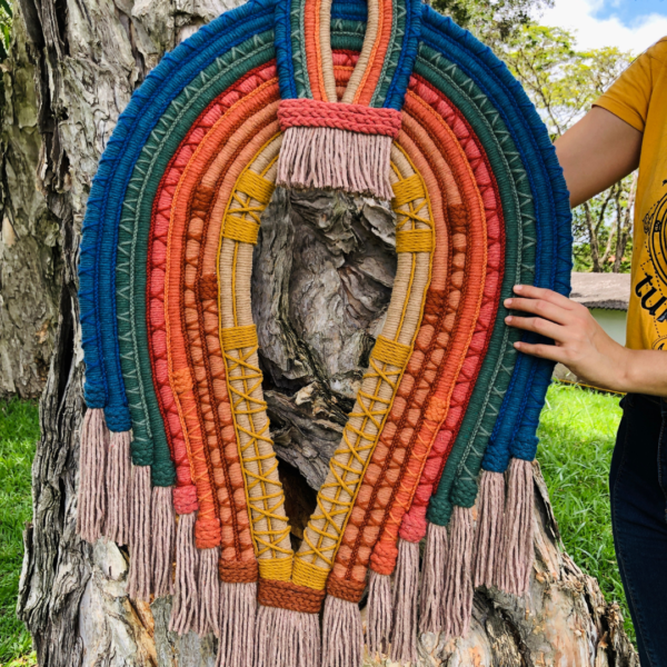 Escultura têxtil Cocar Indígena CARAÍVA Tamanho G - Image 3